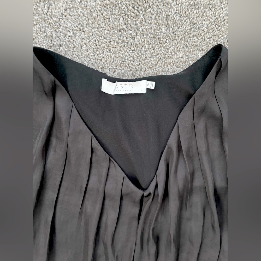 ASTR The Label Satin Bubble Hem Blouse Women’s Size XL Black V Neck Crop… - Picture 7 of 12